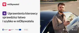 Gdzie sprawdzić uprawnienia kierowcy? Łatwo i szybko w mObywatelu. Mężczyzna z telefonem przy samochodzie.