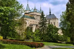 Zamek w Bojnicach: Fascynująca historia i atrakcje turystyczne