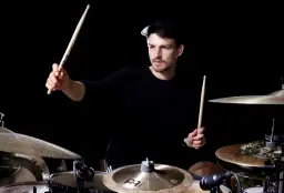 Jak nauczyć się grać na perkusji – skuteczne metody dla początkujących