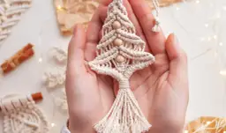 Jak zrobić ozdoby na choinkę z makramy – łatwe instrukcje krok po kroku