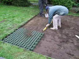 Bezpieczne podłoże pod plac zabaw w ogrodzie - co wybrać, by chronić dzieci?