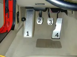 Gdzie jest gaz, hamulec, sprzęgło? Opanuj pedały w aucie!