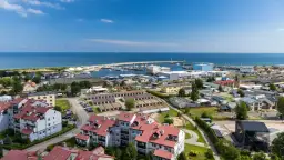 Widok na port i miasteczko nad morzem. Zastanawiasz się, ile kosztuje nocleg w tej okolicy?