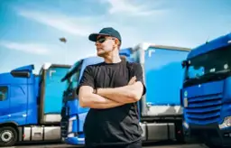 Ile zarabia kierowca busa na trasach międzynarodowych? Fakty i mity