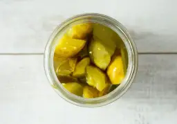 Czy można kisić pokrojone ogórki? Sprawdź, jak to zrobić idealnie