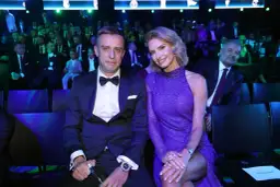 Kamil Grosicki z żoną na gali. Elegancka para w pierwszym rzędzie, otoczona przez gości.