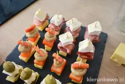 Koreczki na imprezę: przepisy Klaudii Brzezińskiej, które zachwycą!