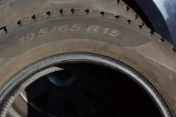 Rozszyfruj symbole na oponach: Klucz do bezpieczeństwa i wyboru