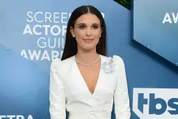 Millie Bobby Brown w białej sukni na gali Screen Actors Guild Awards, gdzie grała w Stranger Things.