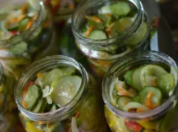 Jak zrobić sałatkę szwedzką z ogórków - prosty przepis na smaczne danie