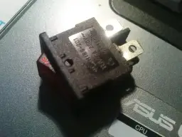 Przełącznik z podświetleniem, który pokazuje, ile prądu pobiera podświetlenie włącznika.