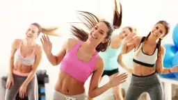 Ile kalorii spalisz podczas godziny zumby? Sprawdź, jak zumba wpływa na odchudzanie!