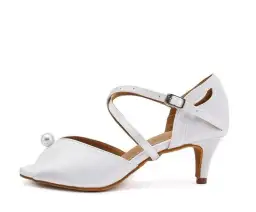 Jak czyścić satynowe buty, aby uniknąć ich uszkodzenia i plam