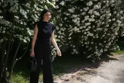 Czarne ubrania bez kłaczków: sprawdzone sposoby na pranie i nie tylko