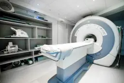 Rezonans magnetyczny z hybrydami: Bezpieczeństwo i zalecenia