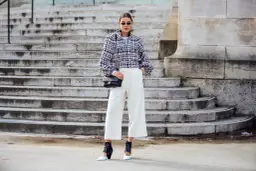 Elegancka stylizacja z białymi kulotami i tweedową marynarką. Dowiedz się, jak nosić kuloty zimą, tworząc modne zestawy.