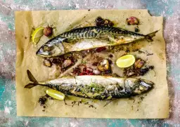 W jakiej temperaturze piec ryby, aby uniknąć suchego mięsa?