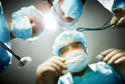 Chirurg: 13 lat drogi do zawodu w Polsce. Czy jesteś gotów?