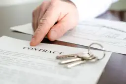 Co powinna zawierać umowa najmu mieszkania, aby uniknąć problemów?