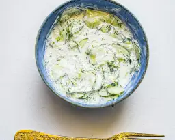 Jak zrobić mizerię na słodko – prosty przepis na deserową wersję bez soli