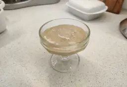 Pyszny budyń na mleku owsianym w pucharku. Idealny deser dla każdego, kto zastanawia się, czy można zrobić budyń na mleku owsianym.