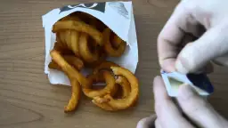 Ile kosztują zakręcone frytki w maku? Zaskakujące ceny i oferty!