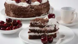 Jak nazywa się pyszne ciasto czekoladowe z kremem śmietankowym? Sprawdź teraz!