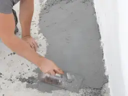 Skuteczne metody do wygładzania posadzek betonowych bez wysiłku