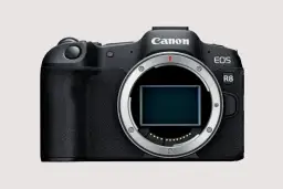 Czarny aparat lustrzanka Canon EOS R8 z widocznym sensorem.