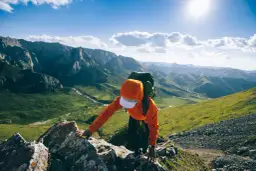 Wspinaczka w górach. Zawsze warto mieć ubezpieczenie górskie, gdy zdobywasz szczyty.