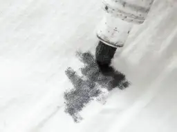 Jak zmyć marker z bluzy? Skuteczne metody na trudne plamy