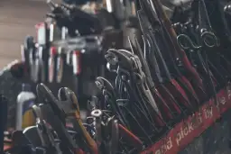 Jaką szafkę narzędziową kupić, aby uniknąć niepotrzebnych wydatków?