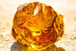 Kto odkrył prąd? Cała historia od bursztynu do gniazdka