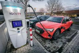 Ładowanie EV w Polsce: Cenniki, abonamenty, jak płacić mniej?