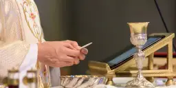 Ile kosztuje msza w intencji zmarłego? Sprawdź ceny i szczegóły