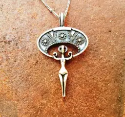 Naszyjnik z lunulą: Tajemnica słowiańskiej mocy i kobiecości