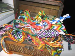 Kolorowe bransoletki z muliny, idealne do nauki jak zrobić bransoletkę z muliny. Wypełniają drewnianą szkatułkę.