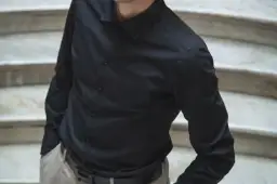 Czarna koszula męska jakie spodnie – najlepsze stylizacje na każdą okazję