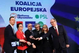 Politycy Koalicji Europejskiej na tle ekranu z logo partii i flagą UE.