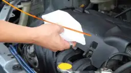 Où est l'huile moteur ? Guide simple pour trouver jauge et bouchon