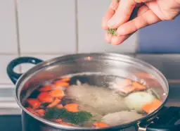 Jak skutecznie złagodzić ostrość zupy i poprawić jej smak