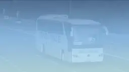 Biały autokar BIG BUS z napisem "WARSZAWA" na trasie. Sprawdź max bus Zamość Warszawa rozkład jazdy.