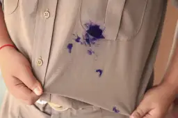 Plama z długopisu na białej bluzce? Usuń ją jak ekspert!