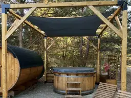 Żagiel na pergoli: rodzaje, wykorzystanie i jak zapewnić ochronę przed słońcem?