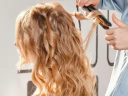 Jak zrobić loki prostownicą? Sprawdzone triki Laury Szczepańskiej