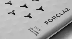 Szary materac samopompujący Forclaz z czarnymi trójkątnymi wzorami. Dowiedz się, jak napompować materac samopompujący.