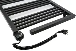 Czarny grzejnik łazienkowy z termostatem i kablem zasilającym. Grzałki do grzejnika co zapewnią komfort cieplny.