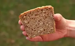 Ile kalorii ma kromka chleba? Zaskakujące różnice w kaloryczności