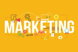 Grafika przedstawia słowo "MARKETING" otoczone ikonami symbolizującymi strategię, komunikację i sukces w sieci.