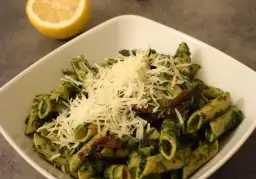 Pyszny makaron penne ze szpinakiem i suszonymi pomidorami w 30 minut